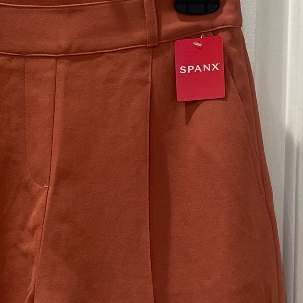 NEW…SPANX Crepe Shorts - Picture 4 of 4